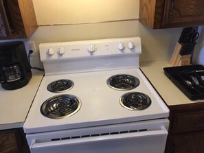 Fridge, microwave, oven, stovetop - 2 bedroom apartment for you! Next to Fort Sill (Lawton)
