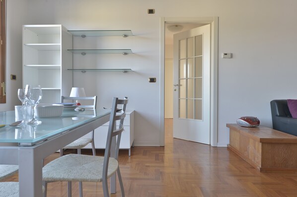 Apartment | Wohnbereich | Flachbildfernseher