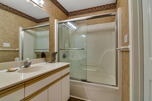 Combined shower/tub, hair dryer, towels
