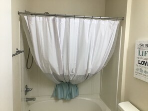 Combined shower/bathtub, towels - Charming 3/2 Home Close to Shopping w/Golf Cart, BBQ Grill, & FREE WiFi!! (The Villages)