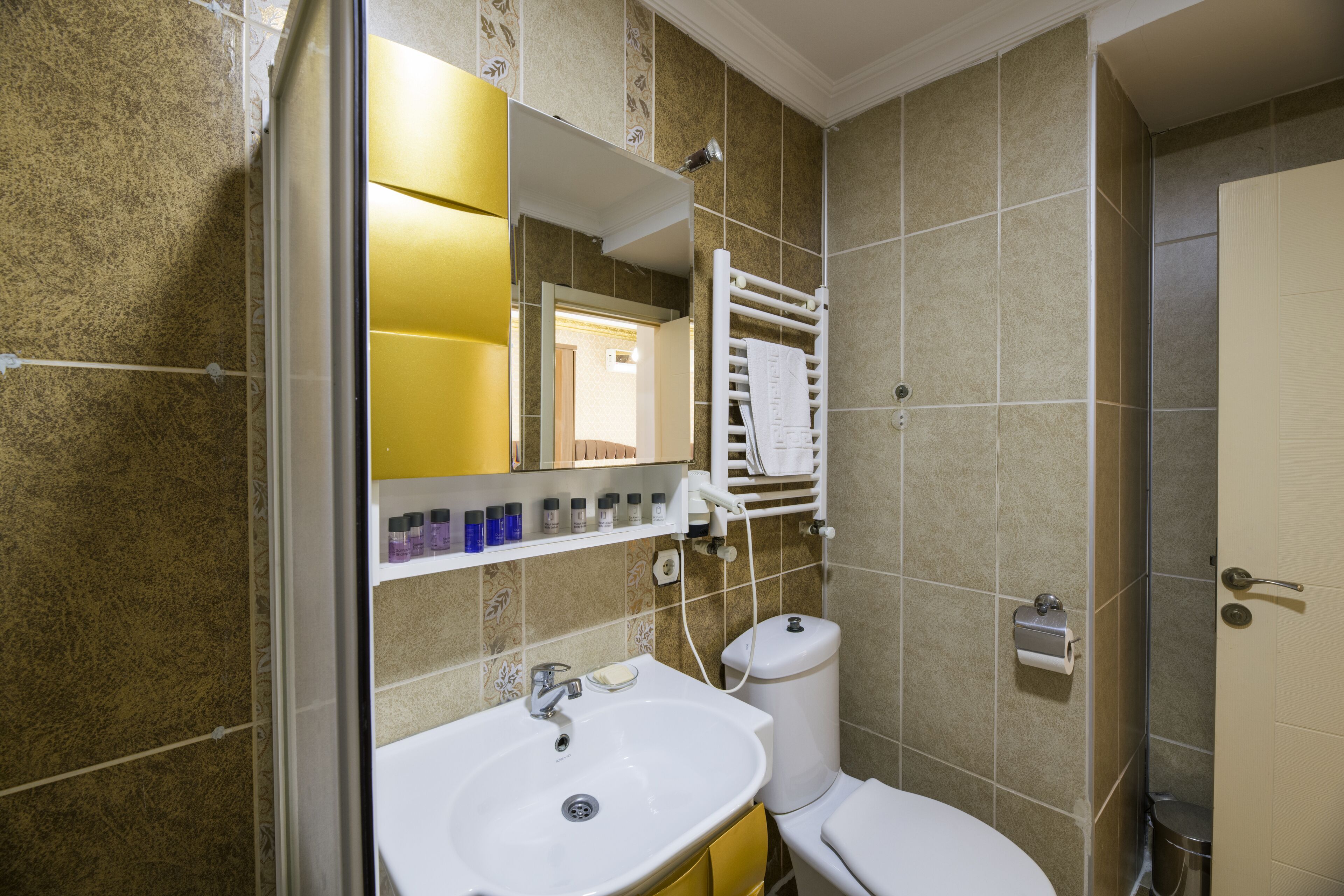 shower, rainfall showerhead, free toiletries, hair dryer