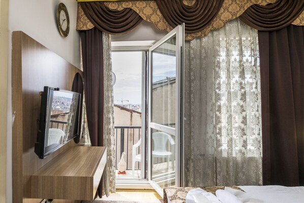 Deluxe-værelse med dobbeltseng eller 2 enkeltsenge | Udsigt fra balkon