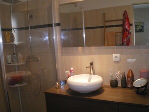 Dusche, Haartrockner, HandtĂŒcher, Seife