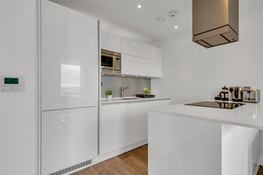 Jääkaappi, mikroaaltouuni, uuni, liesi