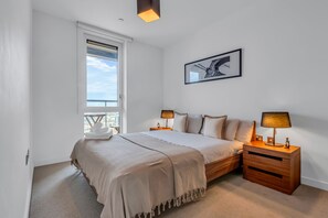 1 makuuhuone, työpöytä, silitysrauta/-lauta, vauvan matkasänky