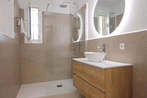 Bathtub, towels - BENNASSAR. Tradition and taste hand in hand (Pollensa)