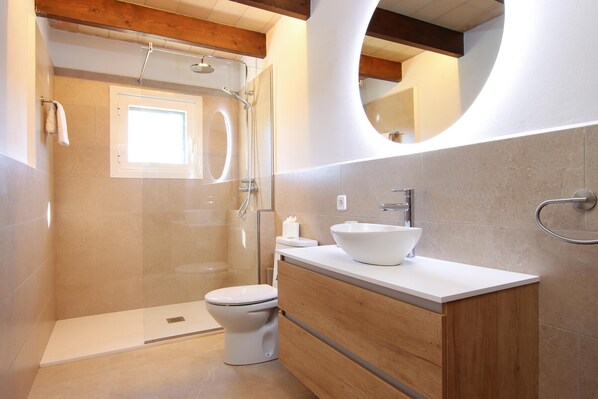 Bathtub, towels