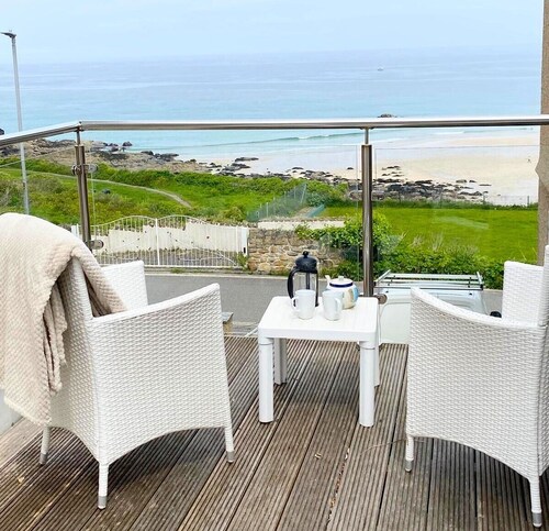 Gull Rock is a Frontline House above Porthmeor Beach,  with Amazing Sea Views