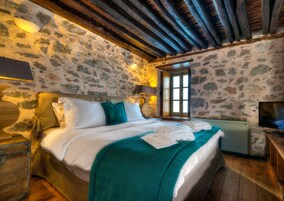 Honeymoon Suite | Egyptian cotton sheets, premium bedding, down comforters, minibar