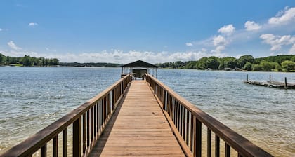 LAKE FRONT Home with PRIVATE BEACH and HOT TUB on Lake Norman!