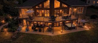 WATERFRONT: Experience SUBLIME Sunsets, Private Beach, Hot Tub, and Kayaks