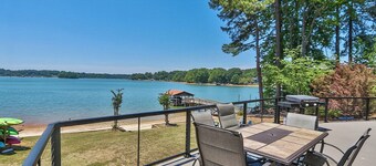 WATERFRONT: Experience SUBLIME Sunsets, Private Beach, Hot Tub, and Kayaks