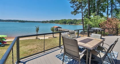 WATERFRONT: Experience SUBLIME Sunsets, Private Beach, Hot Tub, and Kayaks