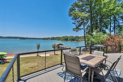 WATERFRONT: Experience SUBLIME Sunsets, Private Beach, Hot Tub, and Kayaks