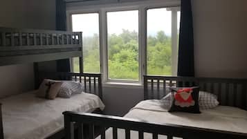 3 bedrooms, desk, travel cot, free WiFi