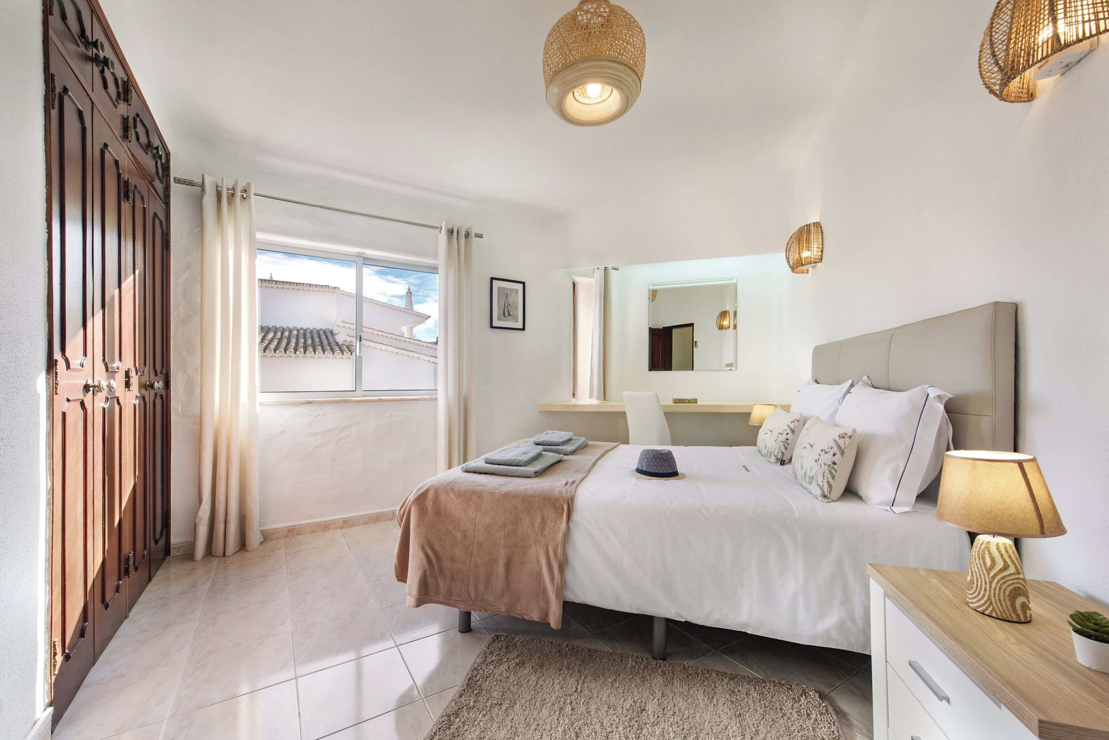 3 عدّة غرف نوم وخزنة داخل الغرفة ومكواة/لوح كي وسرير سفر