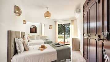 3 soverom, safe på rommet, strykejern/-brett og reiseseng for barn