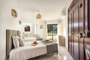 3 bedrooms, in-room safe, iron/ironing board, travel cot