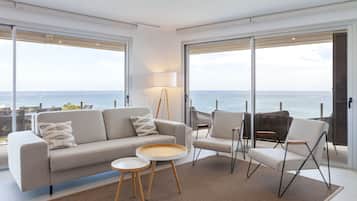 Leilighet – panorama, 2 soverom, terrasse, sjøutsikt | Oppholdsområde | TV