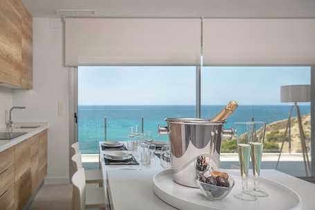 Refrigerador con freezer, microondas, horno, placa de cocina