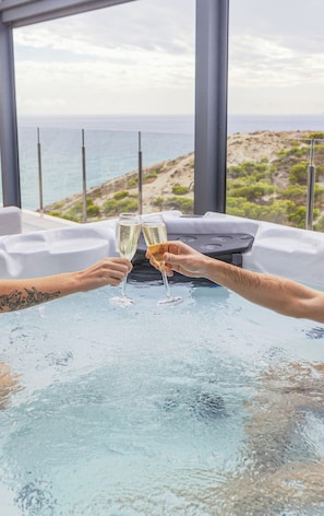 Penthouse, 3 Bedrooms, Hot Tub, Sea View | Private spa tub