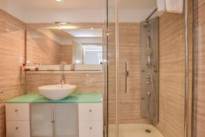 Shower, hair dryer, bidet, towels - Apartamento Costa Do Sol (Funchal)