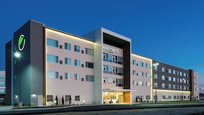Un hotel moderno con un llamativo letrero de 'element by Westin', varios pisos y una entrada bien iluminada.