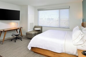 Desk, laptop workspace, iron/ironing board, free WiFi