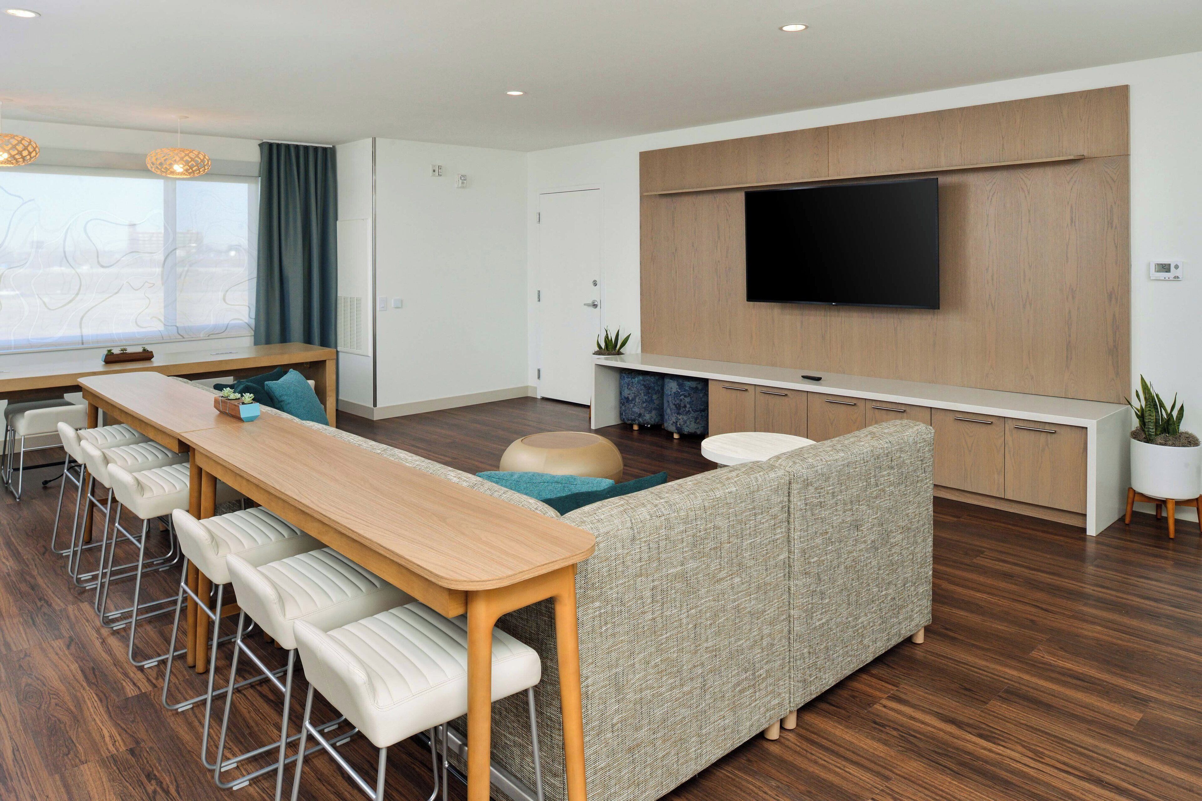 desk, laptop workspace, iron/ironing board, free wifi