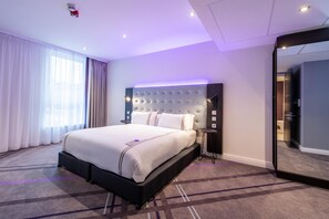 Habitación con 2 camas individuales, regadera para personas con discapacidad | Insonorización, wifi gratis y ropa de cama 
