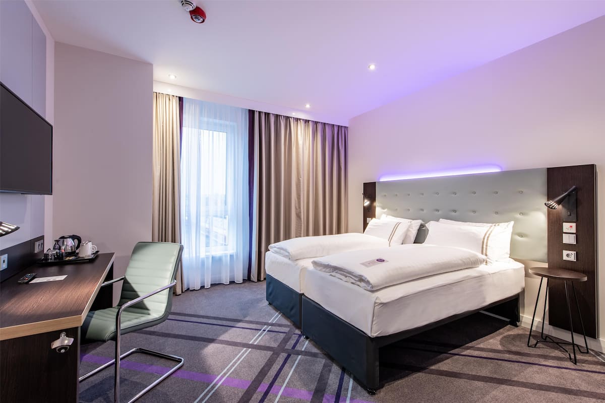 Twin Room, Roll-in Shower