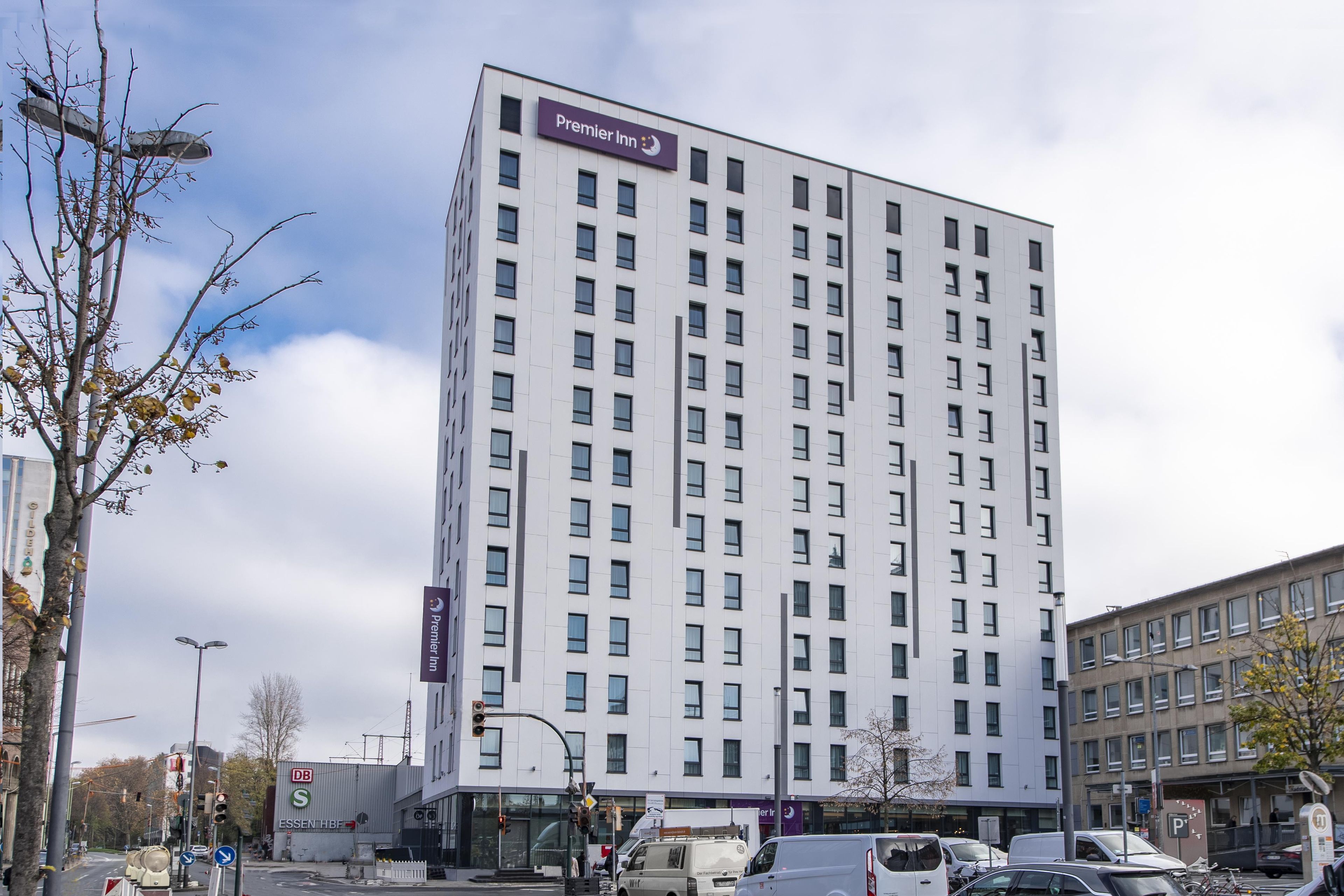 Ein hohes, modernes Hotelgebäude mit einem Schild, das angibt, dass es sich um ein Premier Inn handelt.