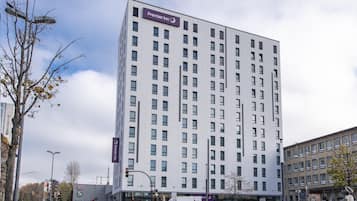 Ein hohes, modernes Hotelgebäude mit einem Schild, das angibt, dass es sich um ein Premier Inn handelt.