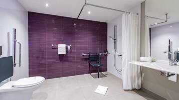 Un baño moderno con inodoro, ducha y lavabo.