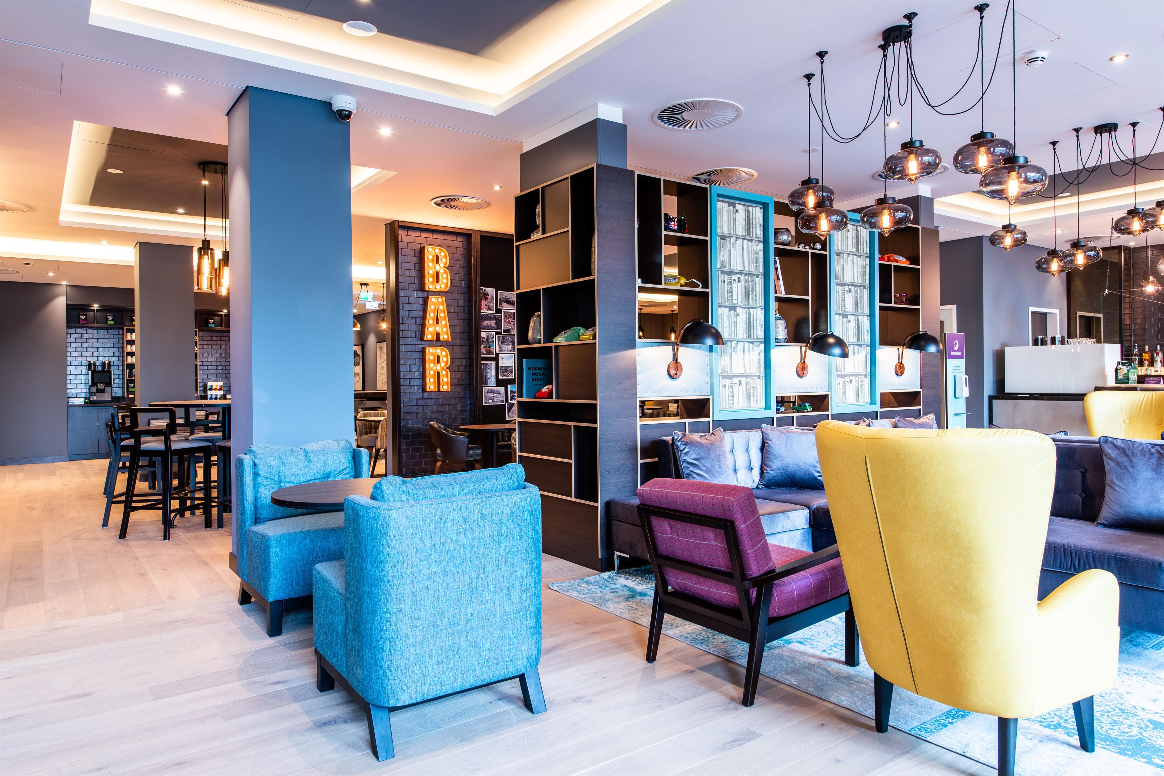 Ein modernes Interieur mit Sitzgelegenheiten, Bücherregalen und einer Bar.