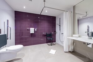 Habitación con 2 camas individuales, regadera para personas con discapacidad | Baño para personas con discapacidad