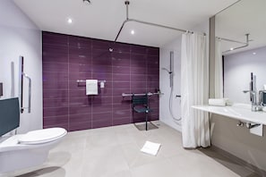 Habitación con 2 camas individuales, regadera para personas con discapacidad | Baño para personas con discapacidad