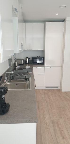 Refrigerador con congelador, microondas, horno y lavavajillas 