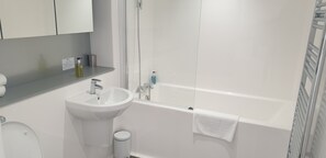 Regadera tipo lluvia, amenidades de baño gratuitas, secadora de cabello 