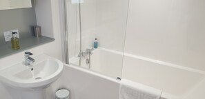 Bathroom sink - Quay Apartments Exchange Quay (Salford)