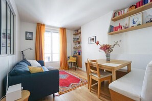 Living area - Very Nice Apt In The Heart Of Belleville (Paris)