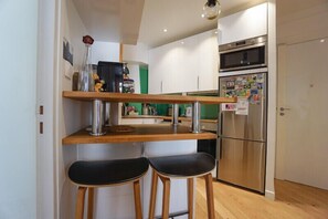 Fridge, oven, dishwasher, coffee/tea maker