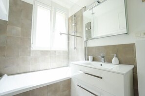Shower, hair dryer, towels