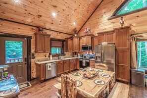 Fridge, microwave, oven, stovetop - Smoky Mountain Bliss/Minutes to- PF-Gatlinburg/HotTub/Theatre/GameRoom (Sevierville)