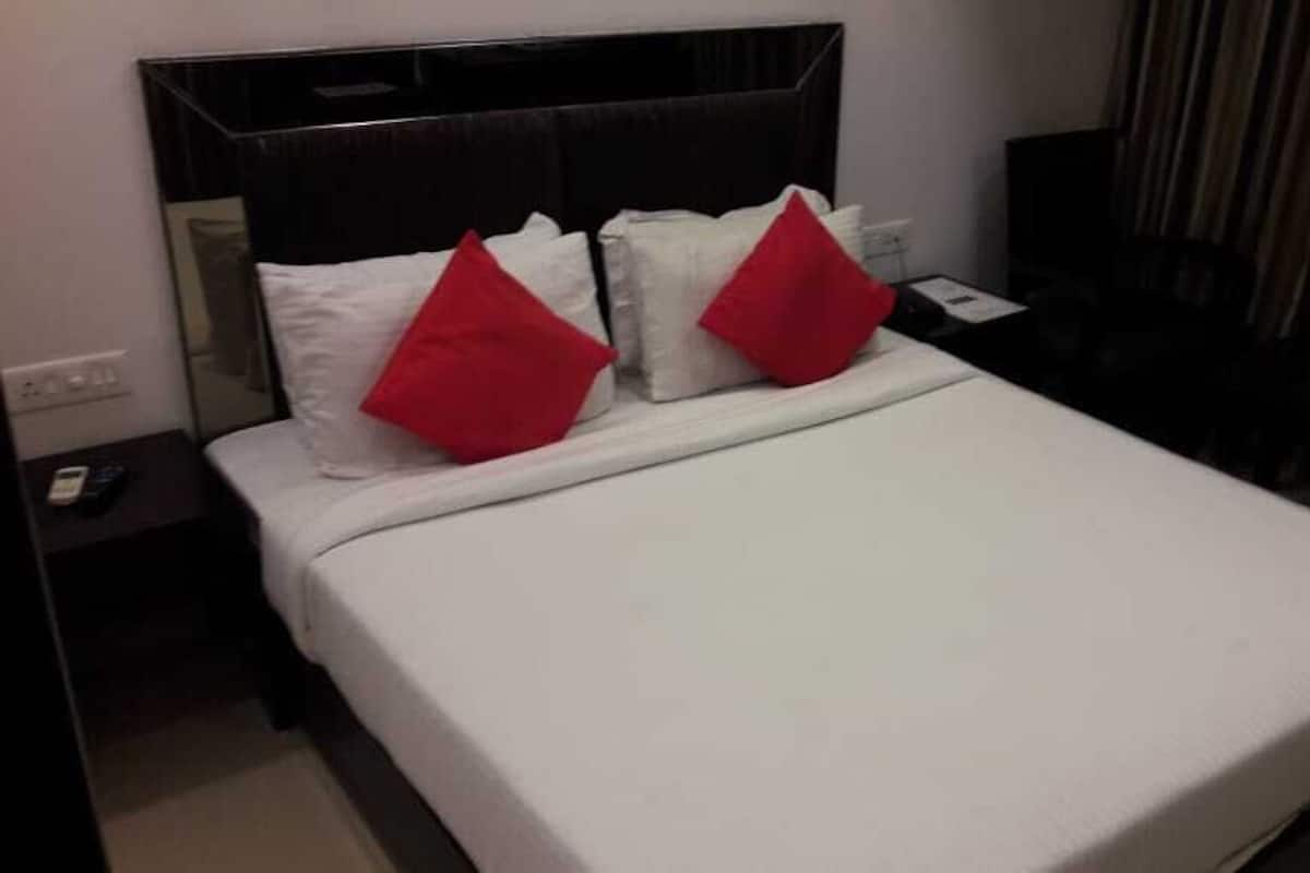 Escritorio, espacio para trabajar con laptop y muebles diferentes