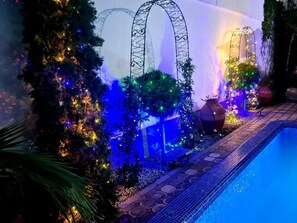 Alberca techada y alberca al aire libre