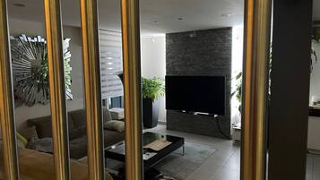 Smart-tv, videospelletjes, een tafeltennistafel en een filmbibliotheek