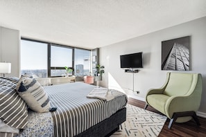 2 habitaciones, escritorio y tabla de planchar con plancha 