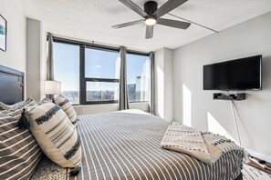 2 habitaciones, escritorio y tabla de planchar con plancha 