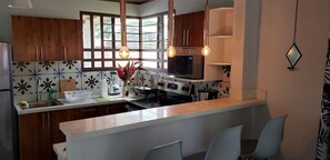 Kylskåp, mikrovågsugn, ugn och spishäll